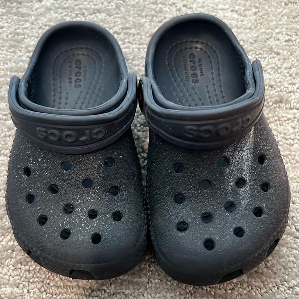Size 7 toddler black crocs